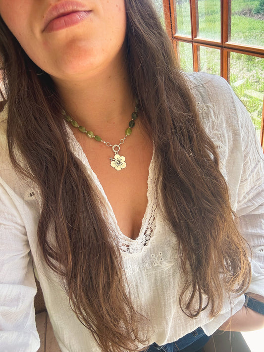 Collar Jade hibisco