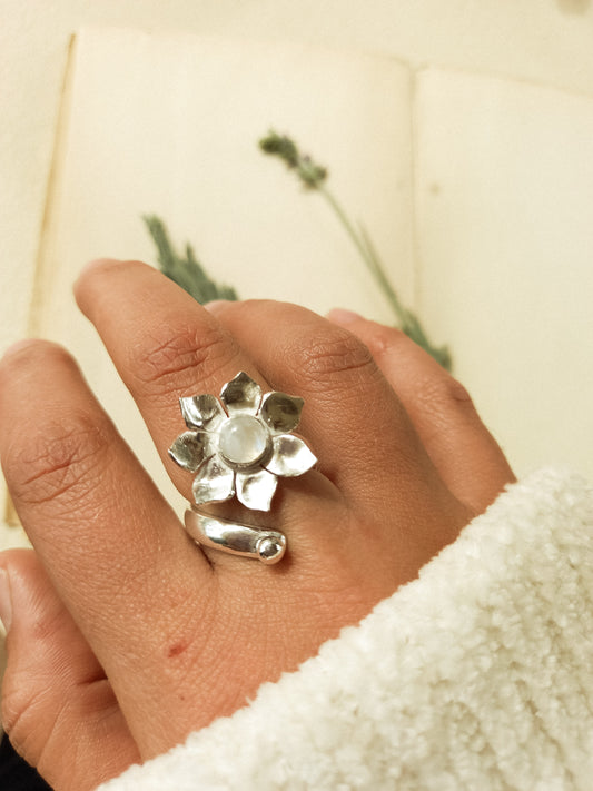 Anillo Flor Lunar