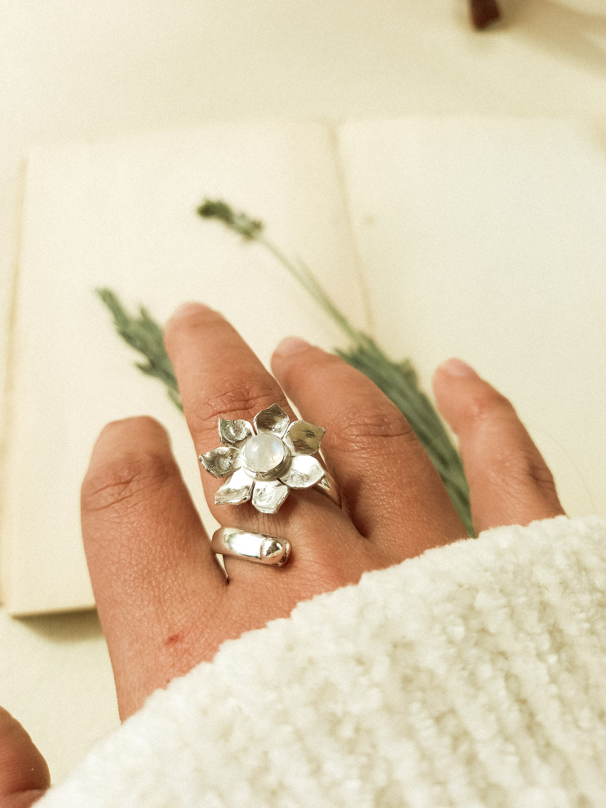 Anillo Flor Lunar